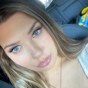 Meet your Posher, Claudia